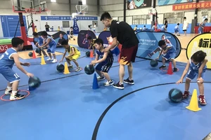  如何帮助球员克服篮球训练障碍：专业篮球教练的策略与方法